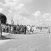 Aankomst van koningin en prins op het vliegveld Zanderij. Begroeting door indian, Bestanddeelnr 252-4189.jpg