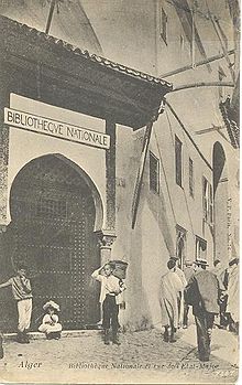 Foto antigua de la entrada a un edificio morisco.