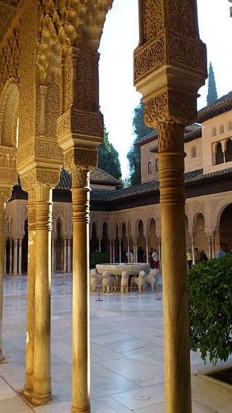 File:Alhambra, patio de los leones.JPG