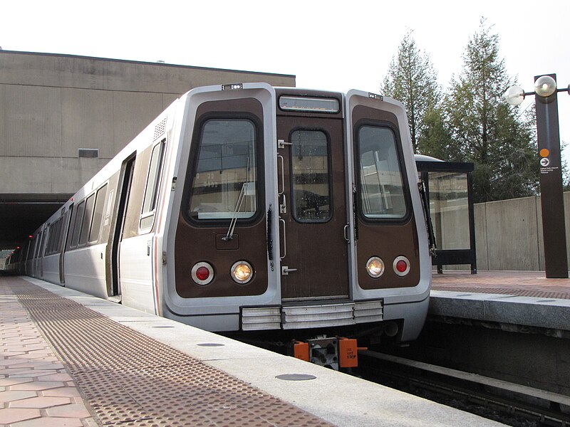 File:Alstom 6038 at West Falls Church on center track.jpg