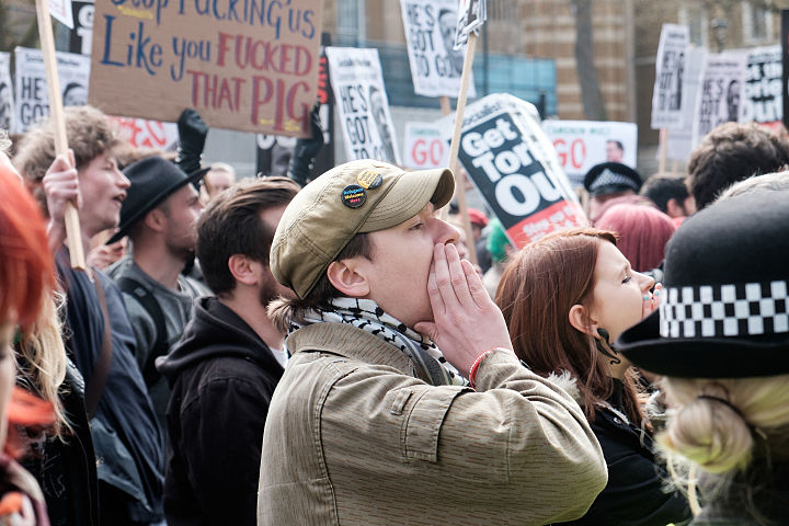 Manifestantes gritando fora de Downing Street. Imagem: Tom Morris.]]