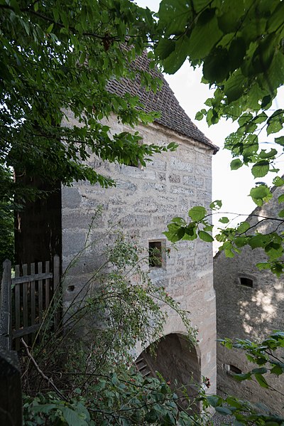 File:Arberg, Ortsbefestigung, Schloßweg 14, Turm 20170824 002.jpg