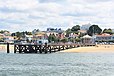 La jetée Eyrac sur la plage d’Arcachon. Devant l’accès de la jetée, sur le parking Peyneau, se tient un manège à étage à l’ancienne.