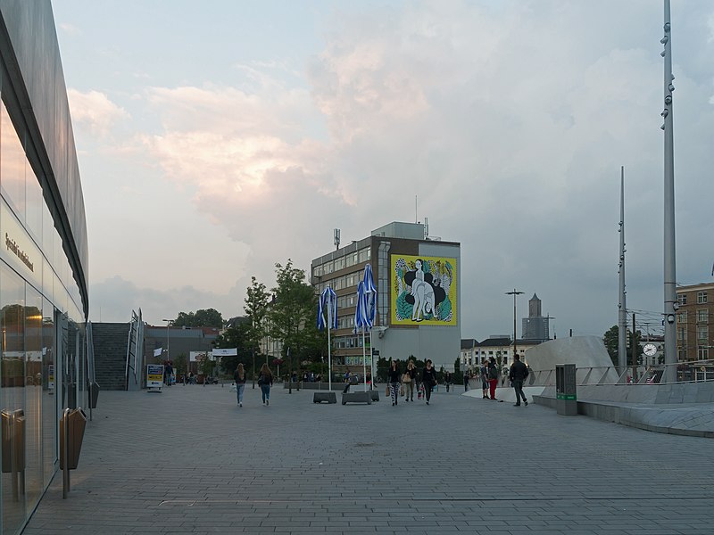 File:Arnhem, plein voor het centrale station vanaf de grond foto11 21-06-25 21.36.jpg