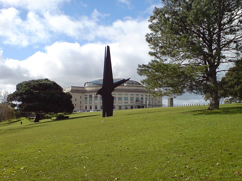 File:Auckland Museum And Bird Of Prey Kaitiaki.jpg