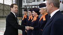 Auxiliares de vuelo de Aurora con el expresidente de Rusia, Dmitri Medvédev, durante la presentación de la aerolínea.