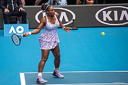 Rekordmanka v počtu sedmi melbournských trofejí Serena Williamsová překvapivě nezvládla duel třetího kola s 29. hráčkou žebříčku Wang Čchiang, která jí oplatila debakl z US Open 2019