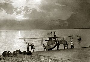 Летающая лодка М-5 конструкции Д. П. Григоровича на спуске. Подготовка к ночному полёту. Баку, 1917-18 гг.