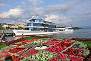Blumenuhr, dahinter Anlegestelle der Zürichsee-Schifffahrtsgesellschaft mit Motorschiffen Panta Rhei und Albis