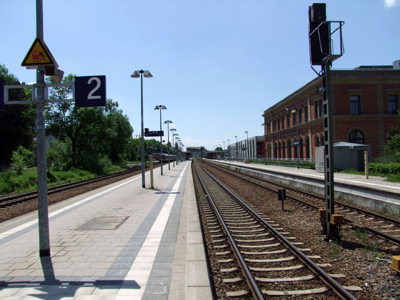 File:BahnhofMemmingenGleis2.jpg