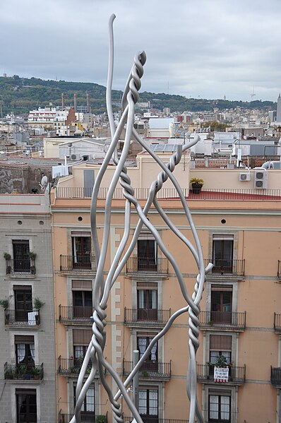 File:Barcelona (Sant Miquel square). Homage to "Els Castellers" (human towers). 2012. Antoni Llena, sculptor (31816025362).jpg