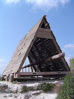 Siege engine device that is designed to break or circumvent city walls and other fortifications in siege warfare