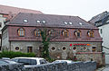 Wohnhaus (ehemals Gasthaus Goldenes Lamm) in Ecklage sowie ehemaliger Schafstall und Teile der Einfriedung im hinteren Flurstücksteil