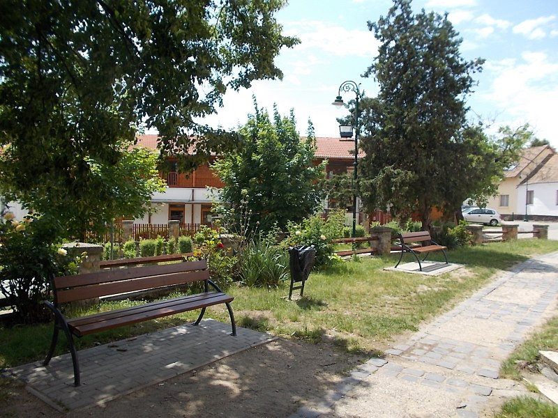 File:Benches, Templom Square, 2017 Pomáz.jpg