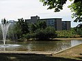 Rück-Ansicht 1 mit Park des zugehörigen Sozialversicherungszentrums