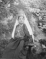 Vrouw in de traditionele klederdracht van Bethlehem