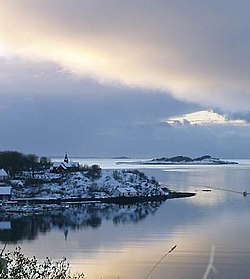 Bjugnfjorden set ud mod havet med Bjugn kirke.