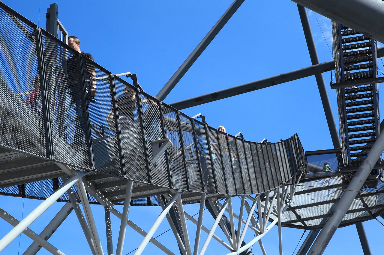 Über diese freischwebende Treppe kommst du zu den Aussichtsplattformen im Tetraeder Bottrop