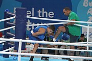 Deutsch: Boxen bei den Olympischen Jugendspielen 2018 Tag 12, 18. Oktober 2018 - Kampf um Bronze im Leichten Weltergewicht Jungen – Hassan Azim (Großbritannien, rot) schlägt Mohammed Boulaouja (Marokko, blau) RSC; Ringrichter ist Wulfren Olivares Peréz (Kolumbien). English: Boxing at the 2018 Summer Youth Olympics on 18 October 2018 – Bronze Medail Match Light Welterweight Boys - Hassan Azim (Great Britain, red) beats Mohammed Boulaouja (Morocco, blue) RSC; Referee is Wulfren Olivares Peréz (Columbia). Español: Boxeo en los Juegos Olímpicos Juveniles de Verano de 2018 en 18 de octubre de 2018 - Medalla de bronce de los hombres ligeros de peso welter: Hassan Azim (Gran Bretaña, rojo) vence a Mohammed Boulaouja (Marruecos, azul) RSC; El árbitro es Wulfren Olivares Peréz (Colombia).