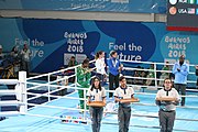 Deutsch: Boxen bei den Olympischen Jugendspielen 2018 Tag 12, 18. Oktober 2018 - Medaillenzeremonie im Fliegengewicht der Mädchen - Gold: Martina La Piana (Italien), Silber: Adijat Gbadamosi (Nigeria), Bronze: Heaven Destiny Garcia (USA); Medaillenübergabe durch Habu Gumel (IOC, Nigeria), Geschenkübergabe durch Dr. Joseph O. Ayeni (Nigeria, AIBA). English: Boxing at the 2018 Summer Youth Olympics on 18 October 2018 – Girl's flyweight Medal Ceremony - Gold: Martina La Piana (Italy), Silver: Adijat Gbadamosi (Nigeria), Bronze: Heaven Destiny Garcia (USA); Medal handover by Habu Gumel (IOC, Nigeria), Gift presented by Dr. Joseph O. Ayeni (Nigeria, AIBA). Español: Boxeo en los Juegos Olímpicos Juveniles de Verano de 2018 en 18 de octubre de 2018 - Ceremonia de la Medalla de peso mosca para niñas - Oro: Martina La Piana (Italia), Plata: Adijat Gbadamosi (Nigeria), Bronce: Heaven Destiny Garcia (Estados Unidos); Entrega de medallas por Habu Gumel (COI, Nigeria), Regalo presentado por Joseph O. Ayeni (Nigeria, AIBA).