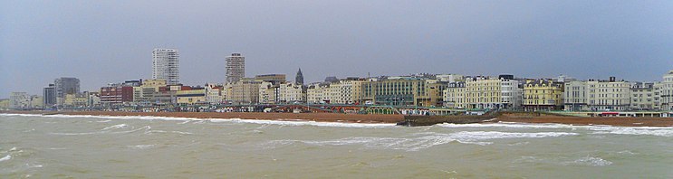 Brighton Seafront vom Pier.JPG