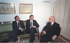 Saarbrücken: Honecker mit Ministerpräsident Lafontaine und Gerhard Schröder, damals SPD-Fraktionsvorsitzender im Landtag von Niedersachsen