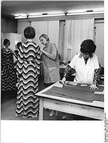 Der Verlag für die Frau 220px-Bundesarchiv_Bild_183-K0508-0004-001%2C_Leipzig%2C_25_Jahre_Verlag_f%C3%BCr_die_Frau