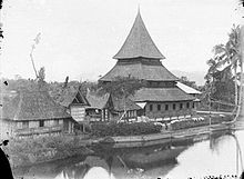 Bingkudu Mosque, an archetypal Minangkabau mosque with its multi-tiers, curving form and exaggerated roof height. COLLECTIE TROPENMUSEUM Een moskee bij Fort de Kock TMnr 10016669.jpg