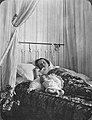 COLLECTIE TROPENMUSEUM Kitty Westerman in bed met haar pasgeboren dochter Antoinette TMnr 60027450.jpg