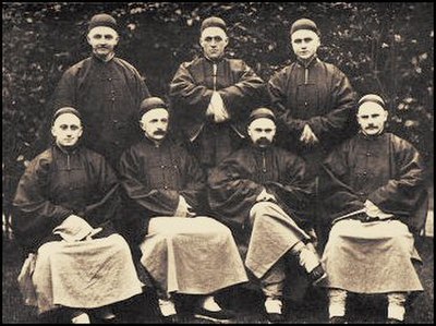 The Cambridge Seven in Qing-dynasty mandarin clothing – 1885