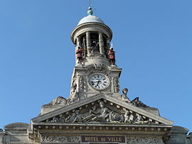 Il campanile del municipio, dove Martin e Martine [fr] scandiscono le ore