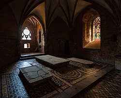 Pierres tombales dans la chapelle Sainte-Anne, dans la forteresse de Marienbourg, ancien siège de l'ordre des Chevaliers teutoniques en Poméranie, dans l'actuelle Pologne. (définition réelle 4 489 × 3 627)