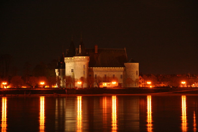 File:Castle sully france at night.jpg