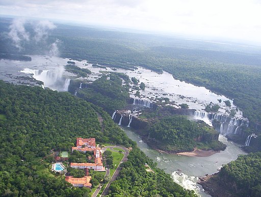 Nationalpark Iguazú: Blick südwärts auf die Iguazú-Wasserfälle (Luftbild). Cataratas del Iguazú desde Helicoptero, Iguazu Falls from Helicopter