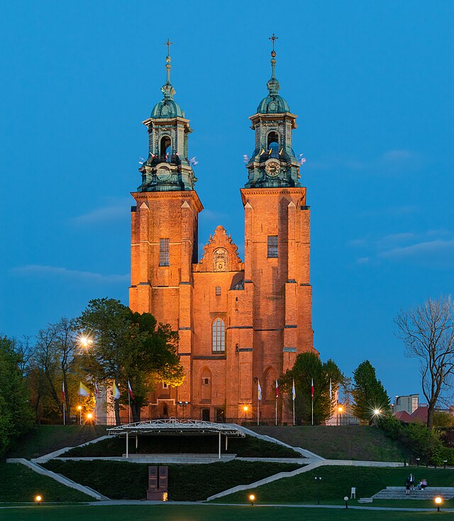 La cathédrale de Gniezno, en Grande-Pologne.
 (définition réelle 3 537 × 4 055)