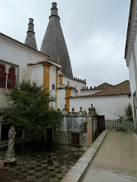 File:Central Courtyard of Palácio Nacional de Sintra P1000188.JPG