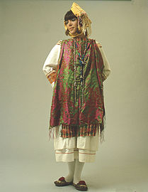 Costume féminin de Pyrgí, Chios. Début XXe siècle. Collection de la Fondation Ethnographique du Péloponnèse, Nauplie.