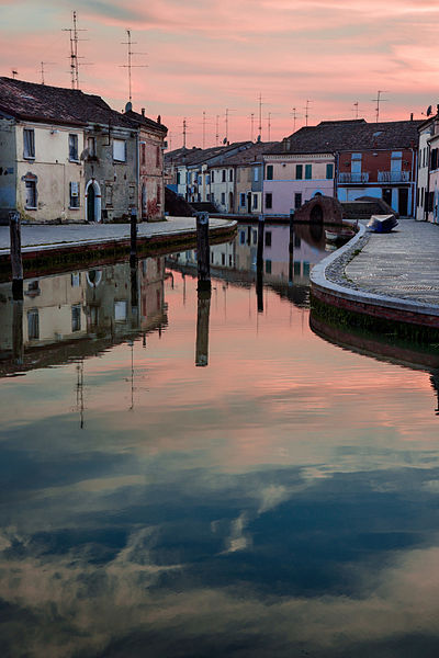 File:Comacchio al tramonto.JPG