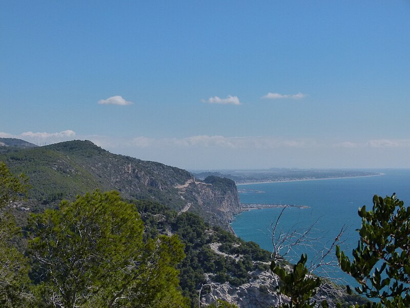 File:Costes de Garraf des de la Trinitat - P1050980.jpg