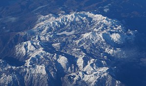 Summit region with the Maja e Muleqithit to the right of the white Fusha e Liqenit