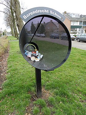 Waste basket for cyclists, so they can throw away their waste without stopping