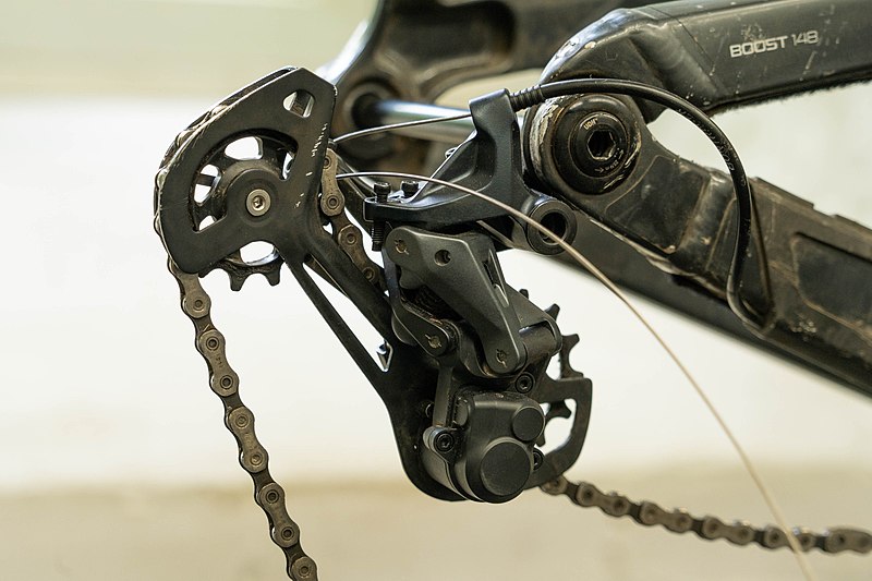 File:Derailleur and bike chain.jpg