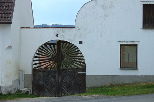 Porte d'une maison rurale.