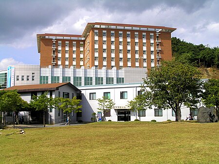 Tập tin:Dormitory Dongguk University Gyeongju.JPG