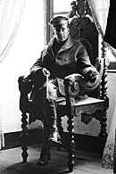 Prikaatinkenraali Douglas MacArthur istuu valtaistuin tyyppisellä nojatuolilla
