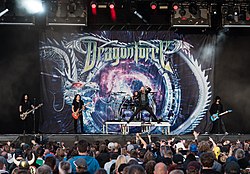 Концерт DragonForce у 2018. Зліва направо: Фредерік Леклерк[en], Герман Лі[en], Джі Анзалоне, Марк Хадсон, Сем Тотман[en]