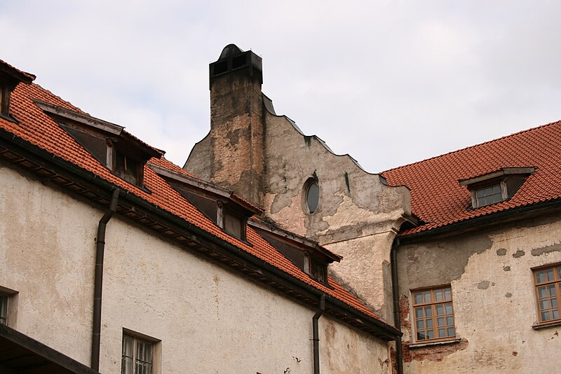 File:Dundaga Castle's roofs.jpg