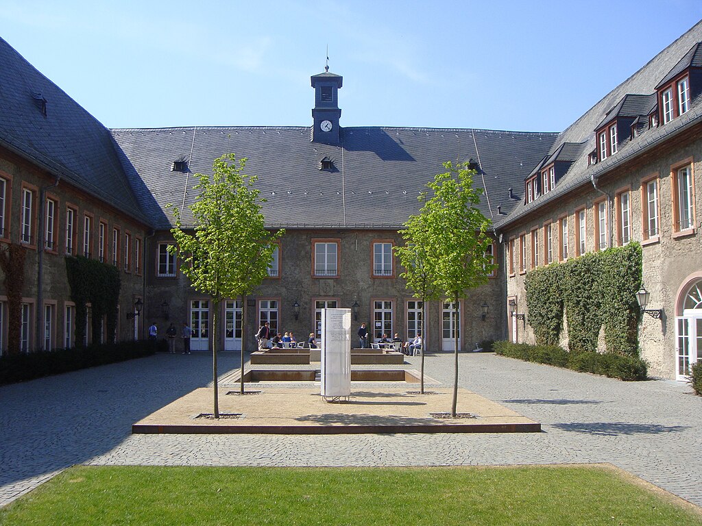 File:EBS Business School Innenhof.jpg - Wikimedia Commons