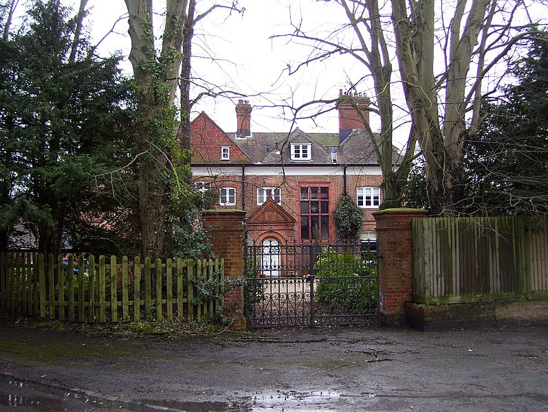 File:Elegant house on the A33 - geograph.org.uk - 1737789.jpg