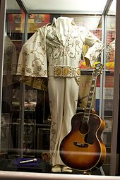 Un jumpsuit porté par Presley, conservé à Graceland.